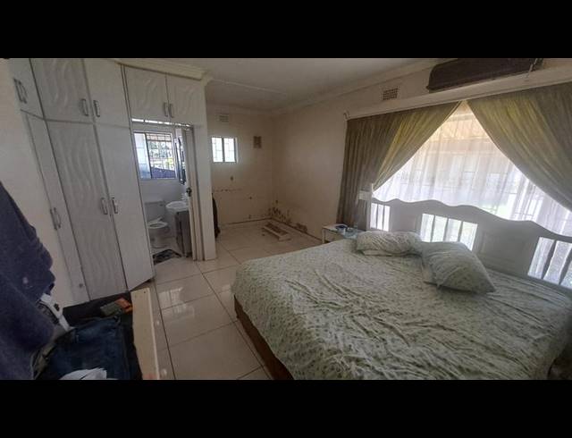 5 BEDROOM HOUSE FOR SALE IN SEA VIEW